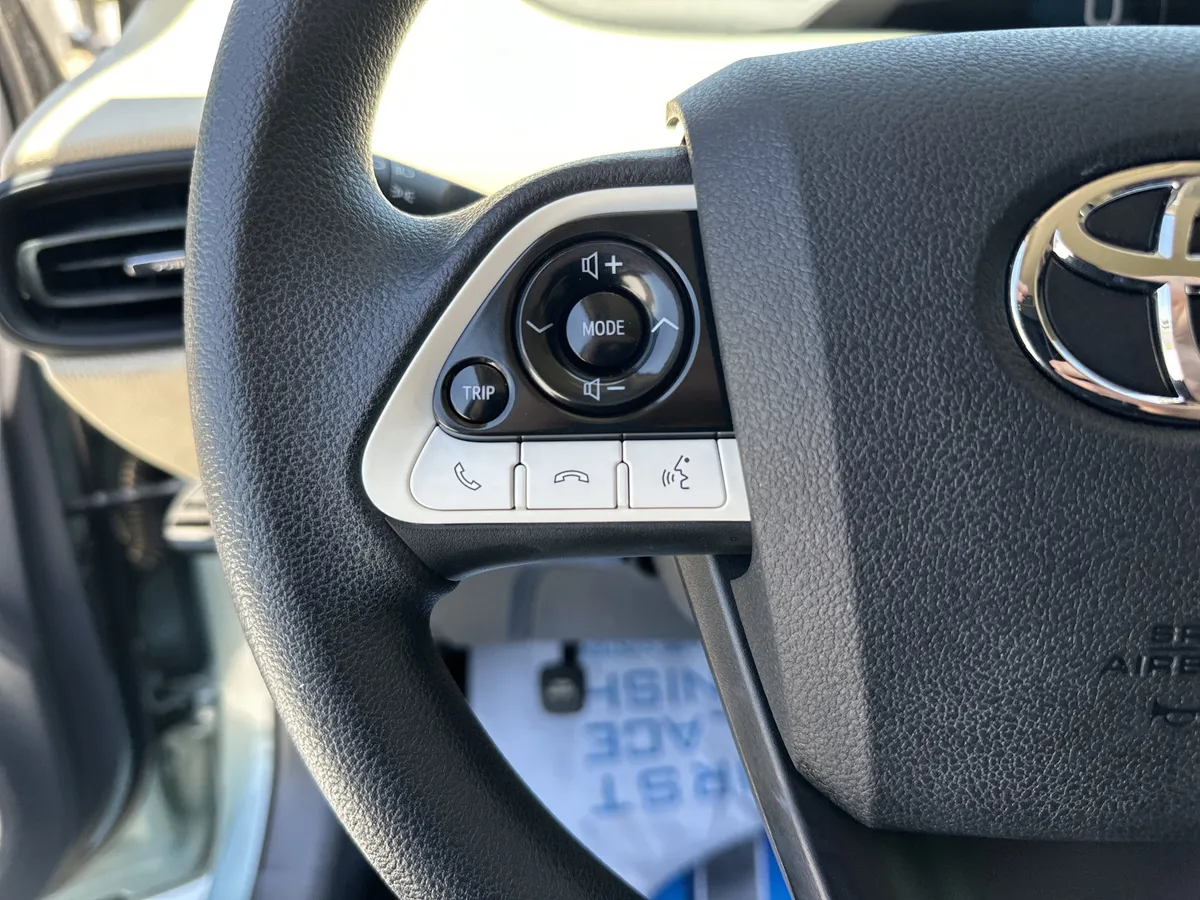 2016 Toyota Prius Two thumbnail 18