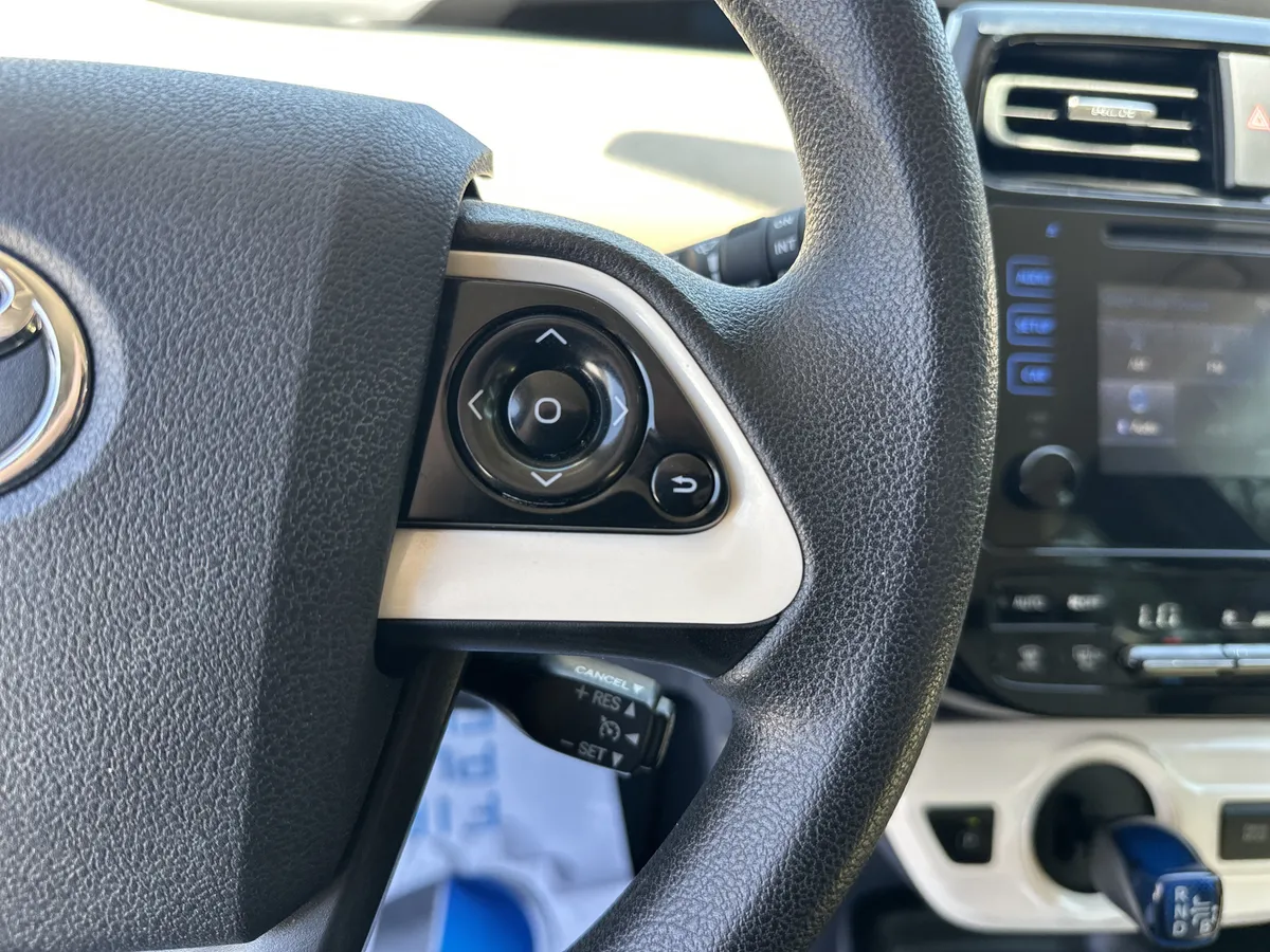 2016 Toyota Prius Two thumbnail 19