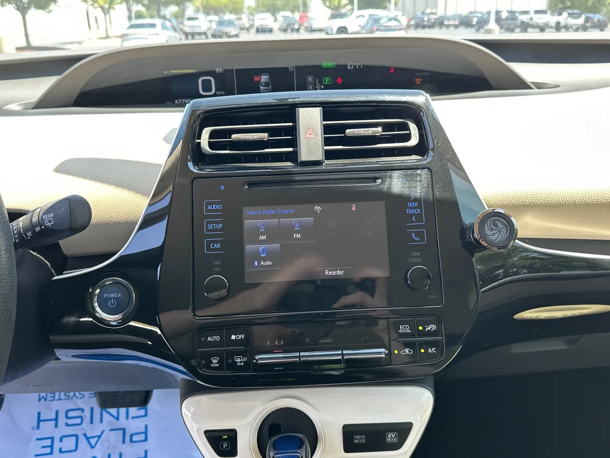 2016 Toyota Prius Two thumbnail 23