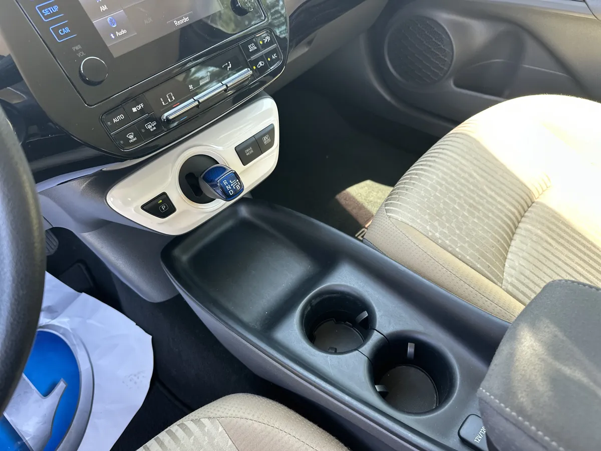 2016 Toyota Prius Two thumbnail 25