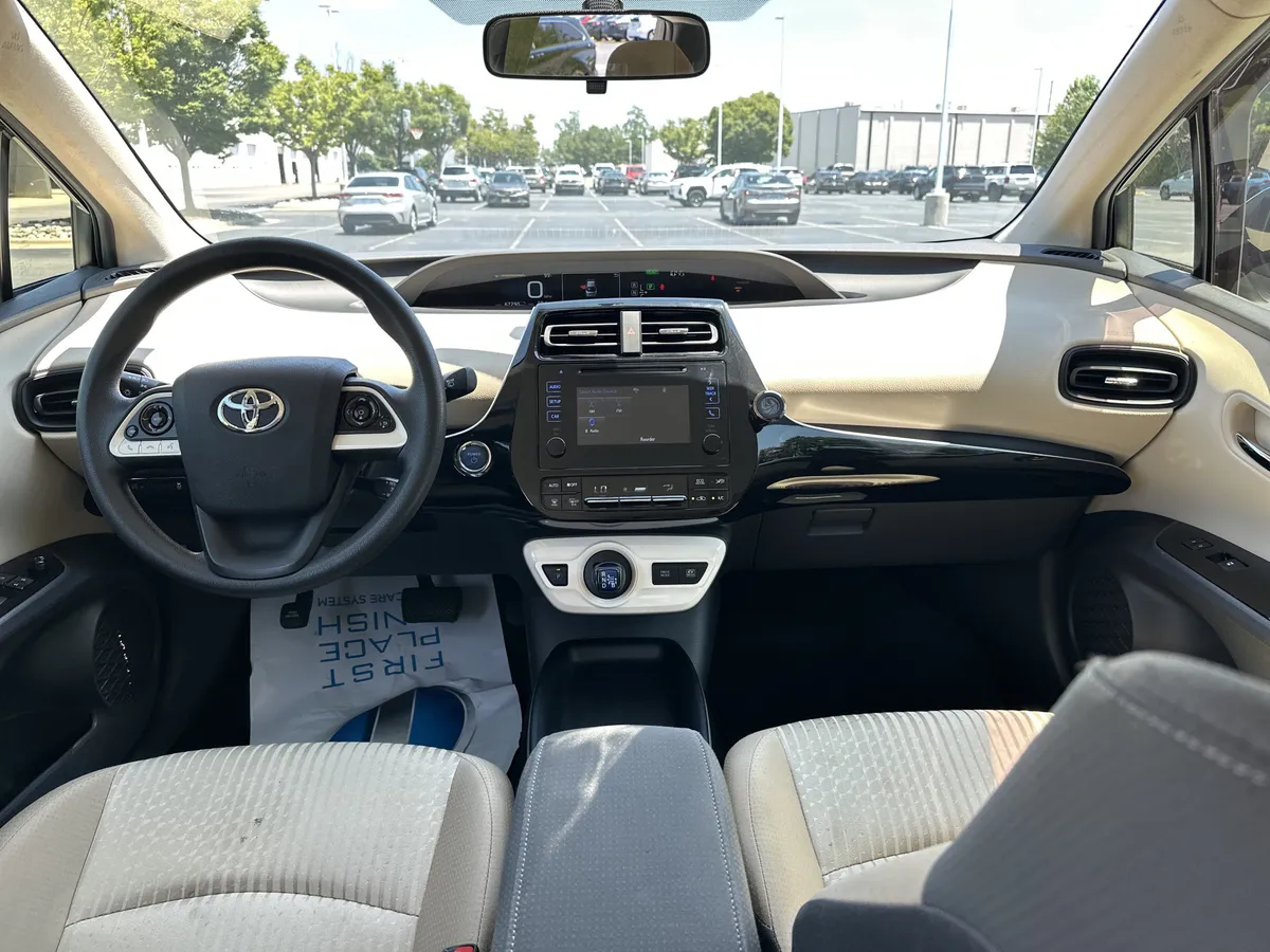 2016 Toyota Prius Two thumbnail 28