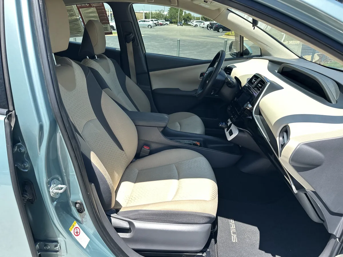 2016 Toyota Prius Two thumbnail 32