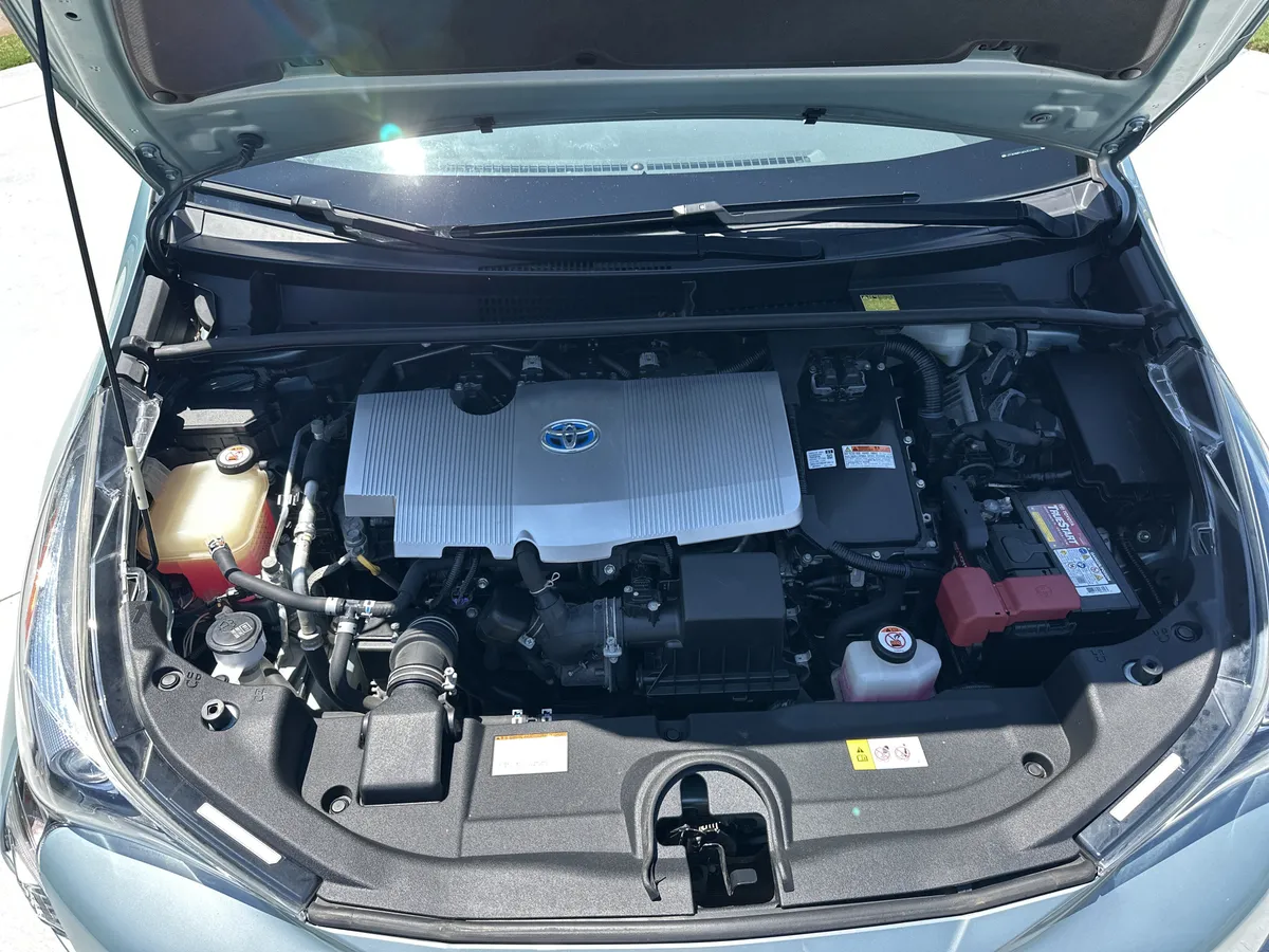 2016 Toyota Prius Two thumbnail 33