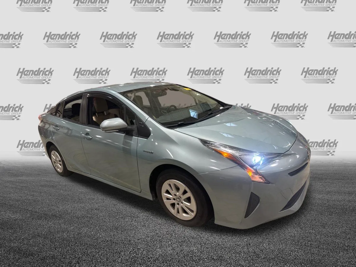 2016 Toyota Prius Two thumbnail 36