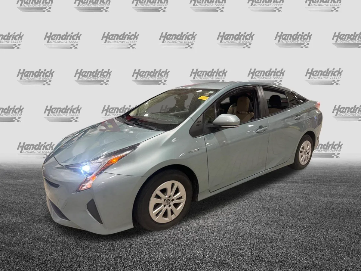 2016 Toyota Prius Two thumbnail 38