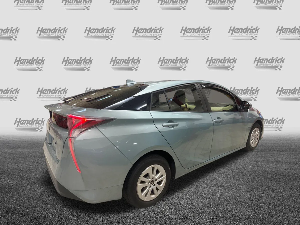 2016 Toyota Prius Two thumbnail 40