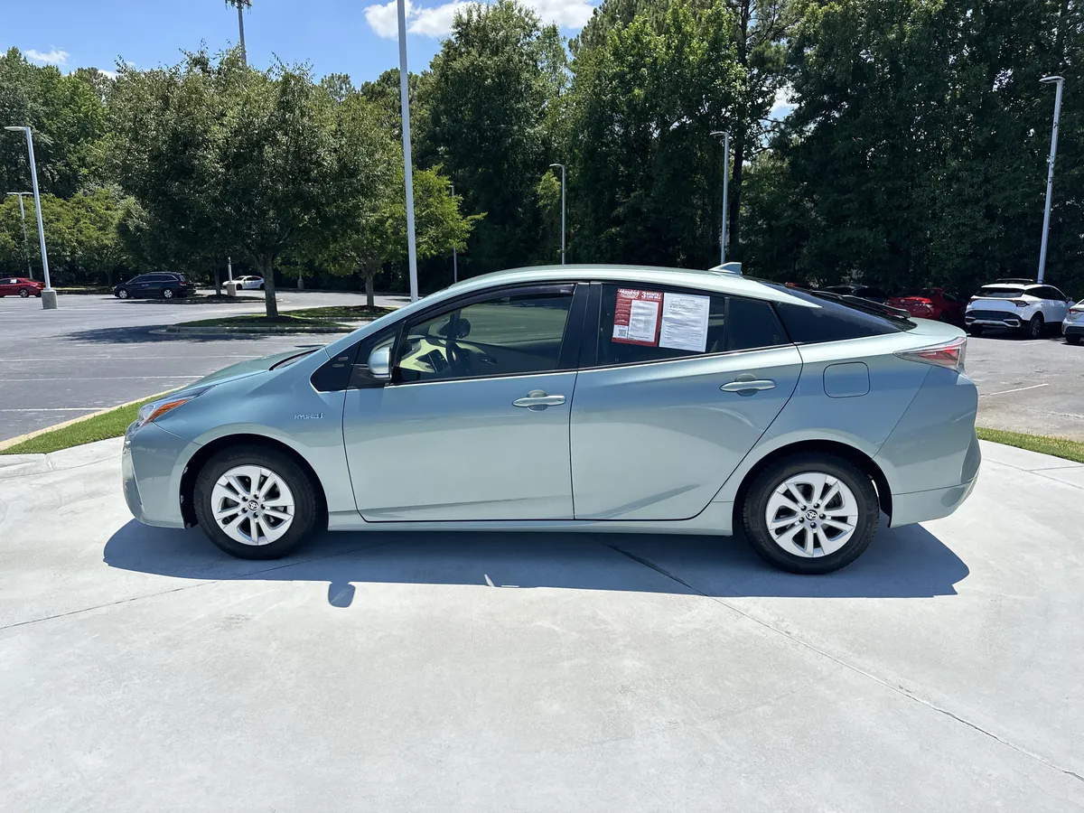 2016 Toyota Prius Two thumbnail 6
