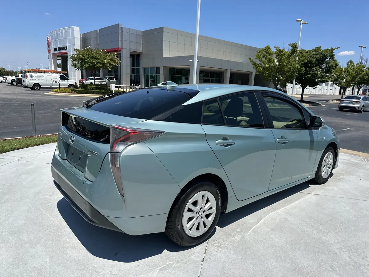 2016 Toyota Prius Two thumbnail 9