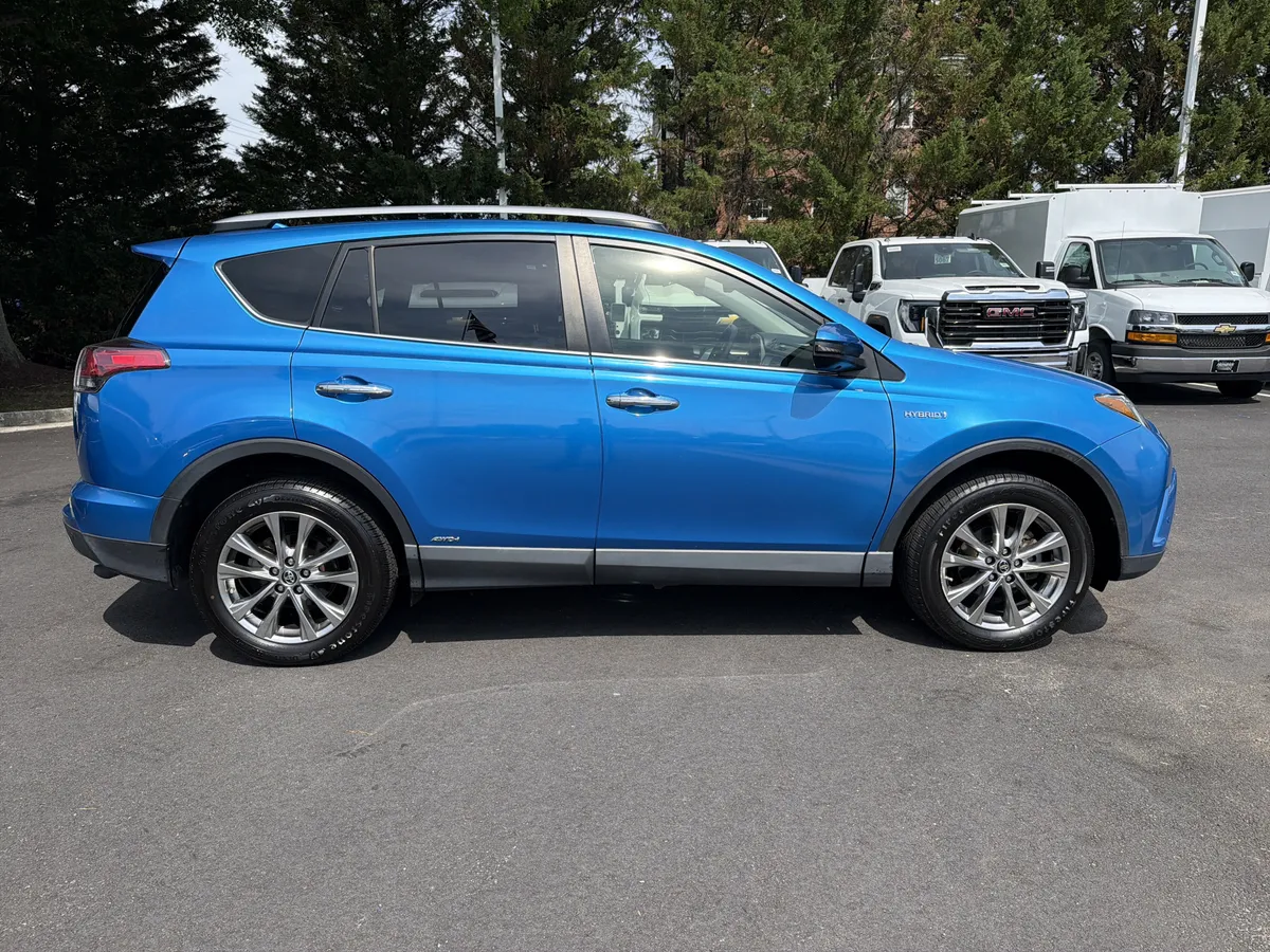 2016 Toyota RAV4 Hybrid Limited thumbnail 10