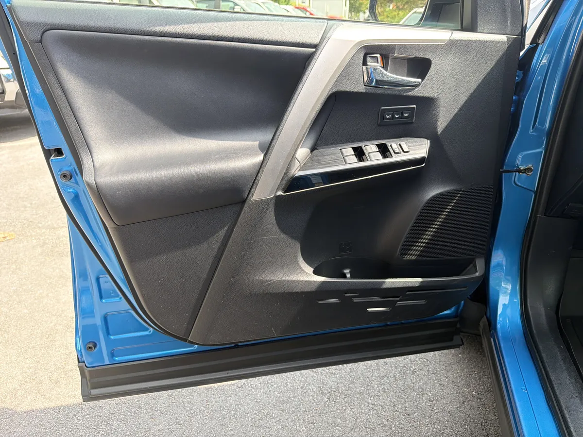 2016 Toyota RAV4 Hybrid Limited thumbnail 13