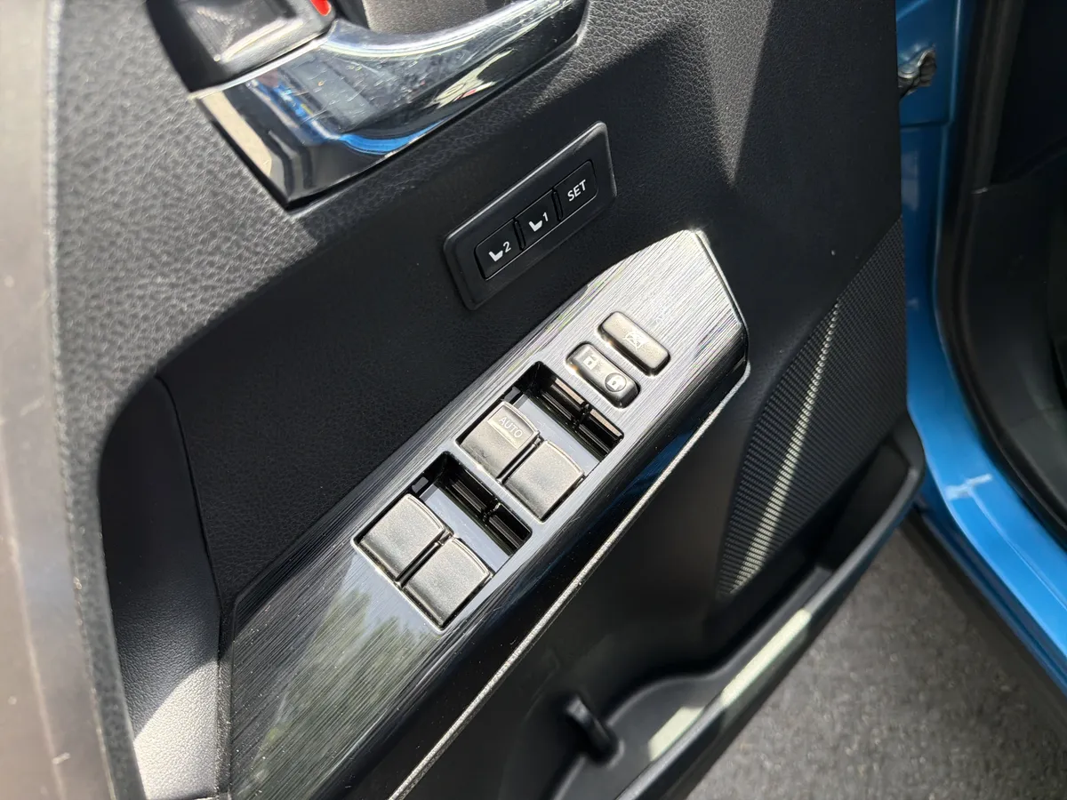 2016 Toyota RAV4 Hybrid Limited thumbnail 14