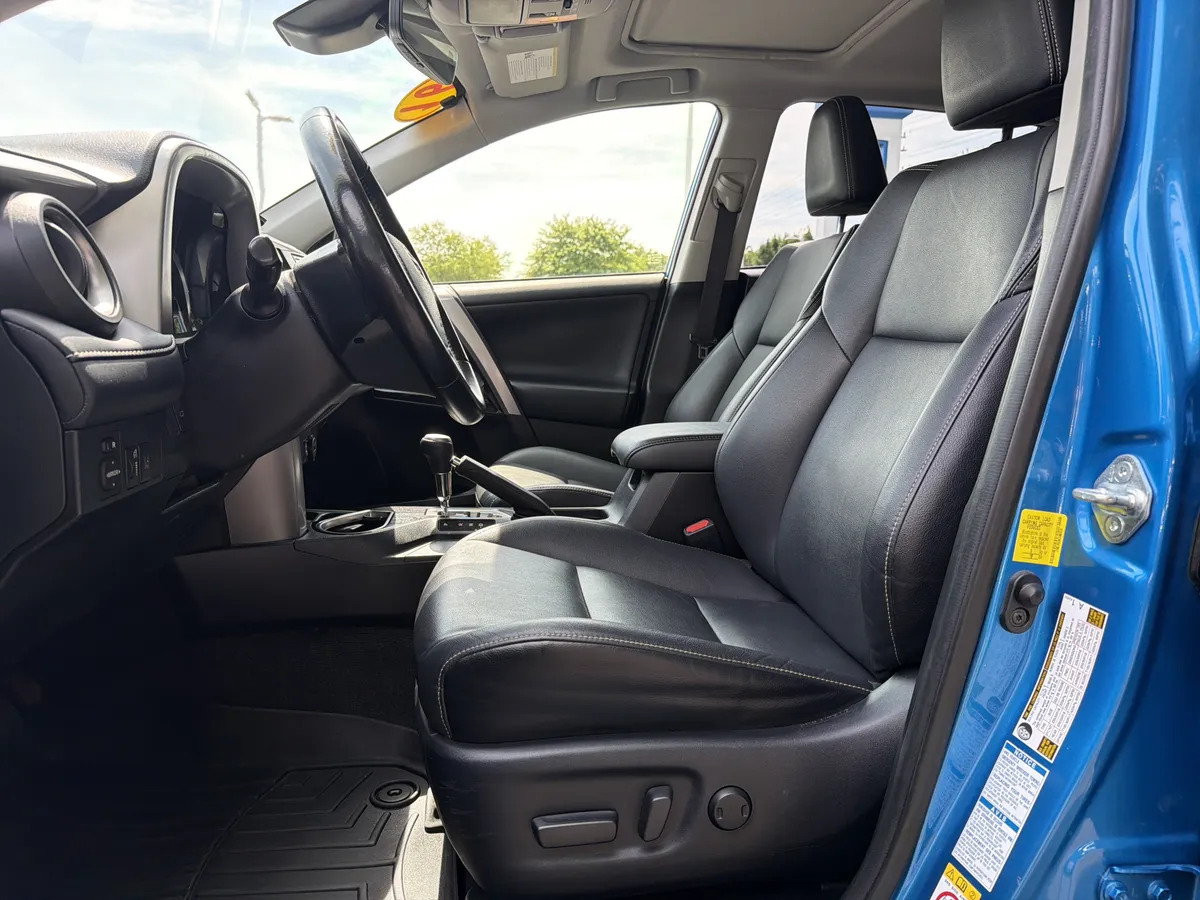 2016 Toyota RAV4 Hybrid Limited thumbnail 15