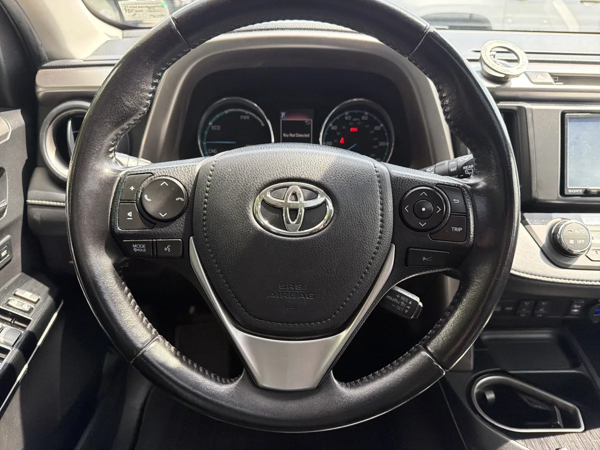 2016 Toyota RAV4 Hybrid Limited thumbnail 17