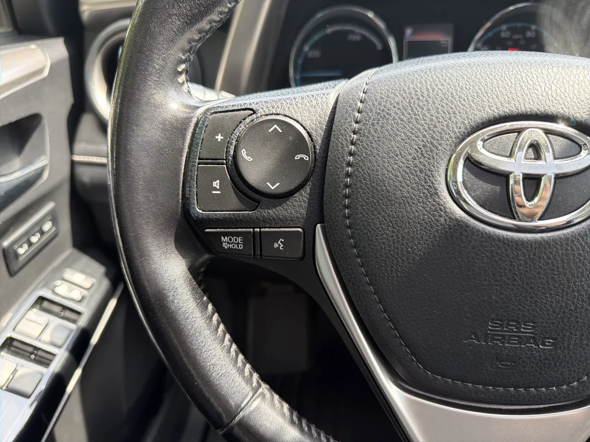 2016 Toyota RAV4 Hybrid Limited thumbnail 18