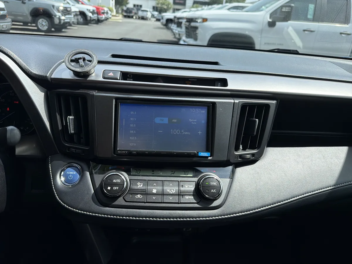 2016 Toyota RAV4 Hybrid Limited thumbnail 22