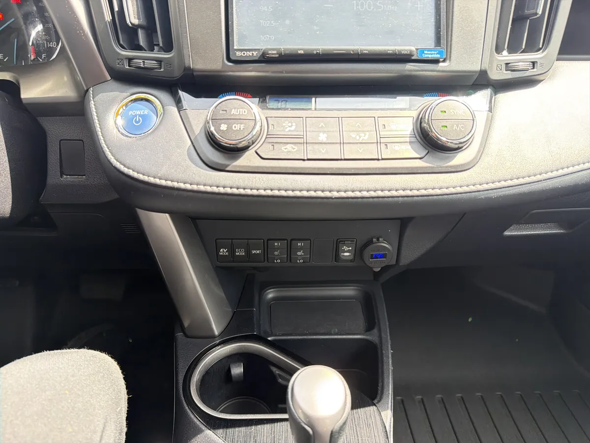 2016 Toyota RAV4 Hybrid Limited thumbnail 23
