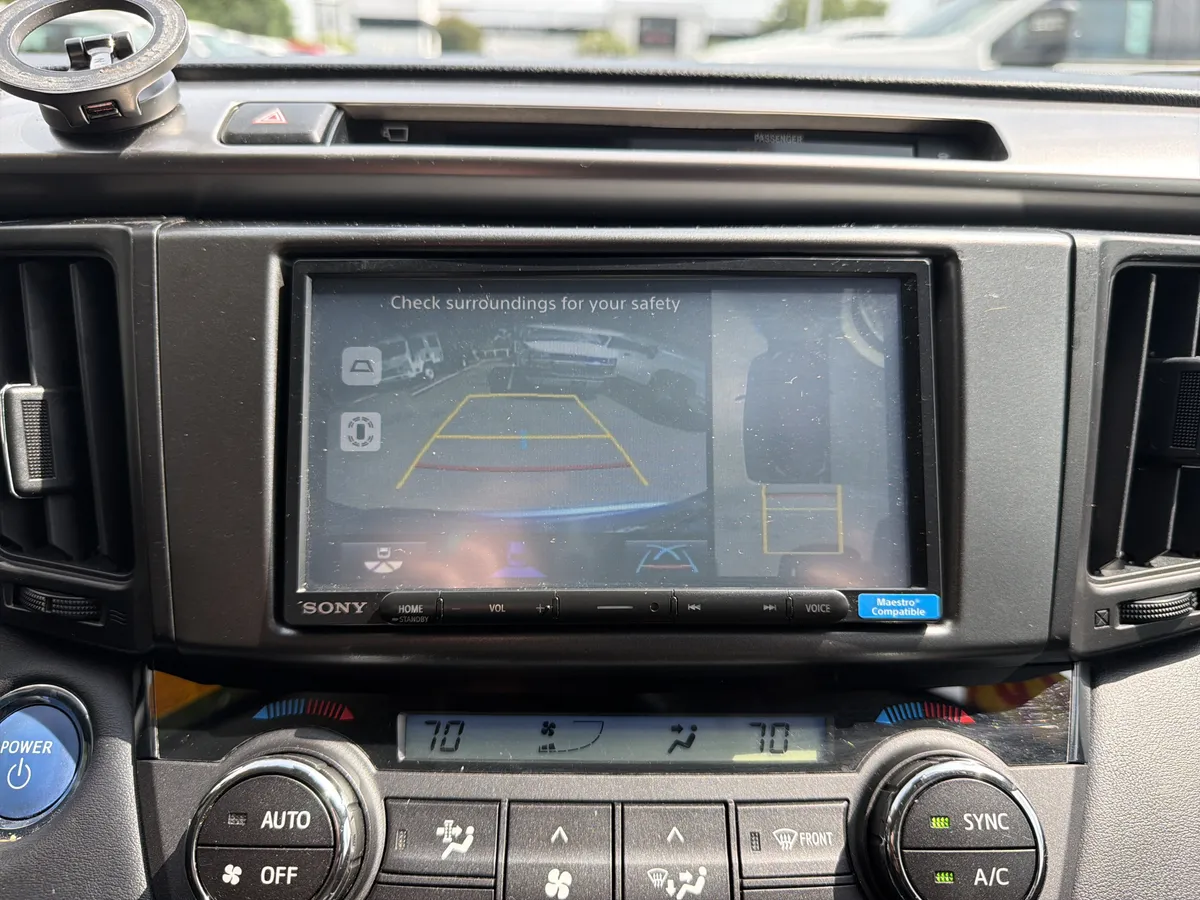 2016 Toyota RAV4 Hybrid Limited thumbnail 24