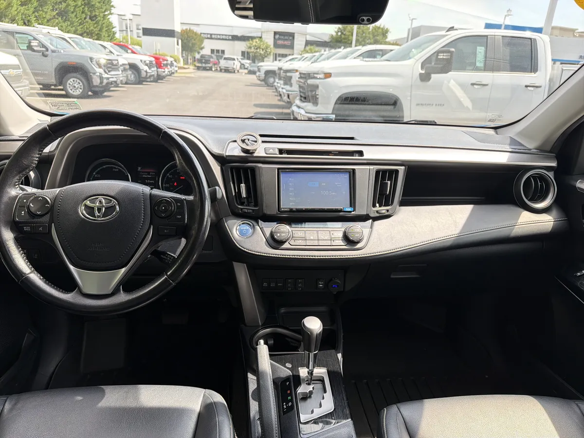 2016 Toyota RAV4 Hybrid Limited thumbnail 28