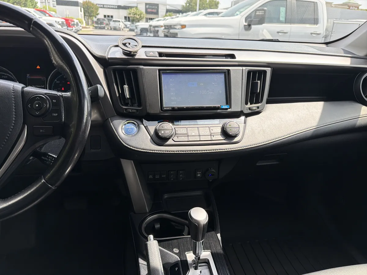 2016 Toyota RAV4 Hybrid Limited thumbnail 29