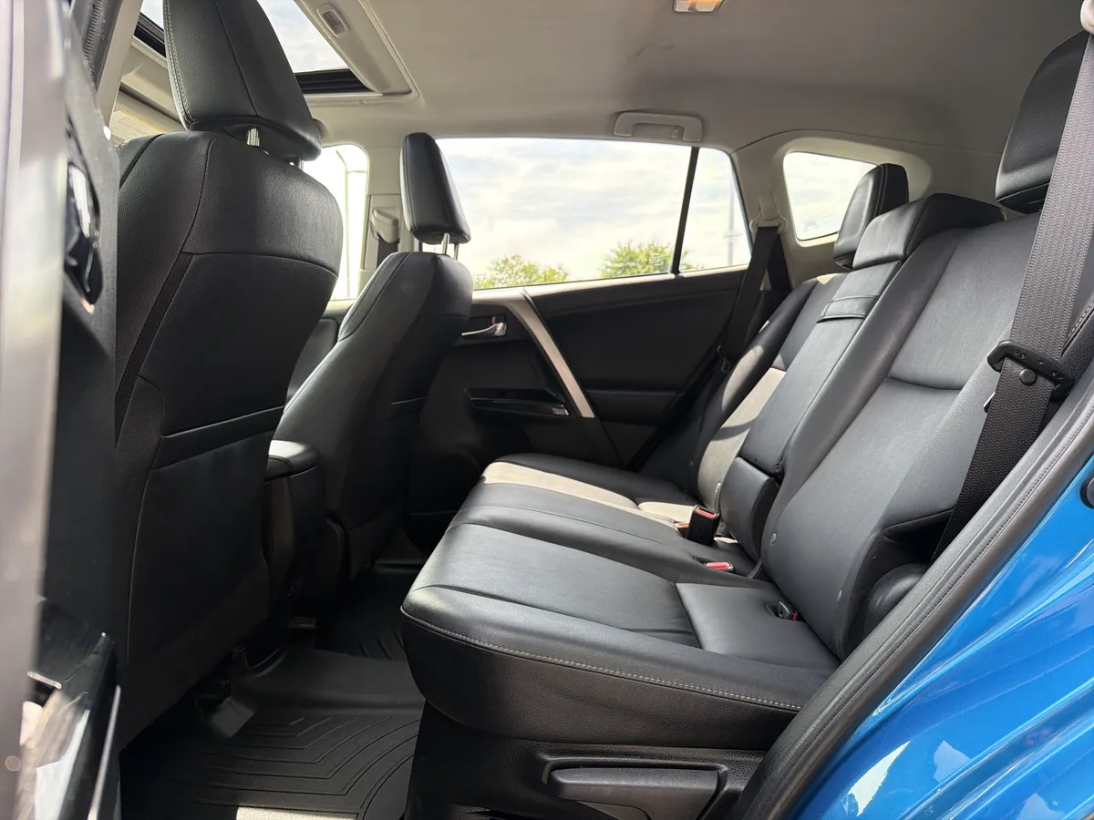 2016 Toyota RAV4 Hybrid Limited thumbnail 30