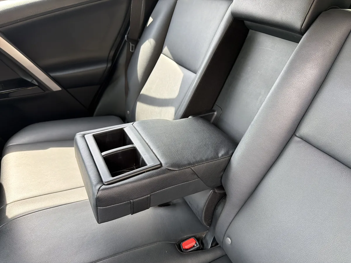 2016 Toyota RAV4 Hybrid Limited thumbnail 31