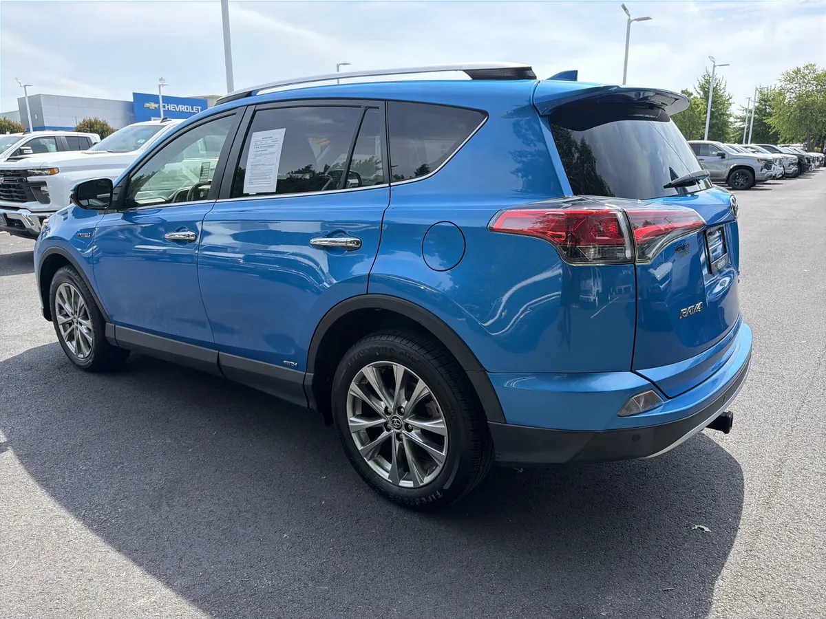 2016 Toyota RAV4 Hybrid Limited thumbnail 32