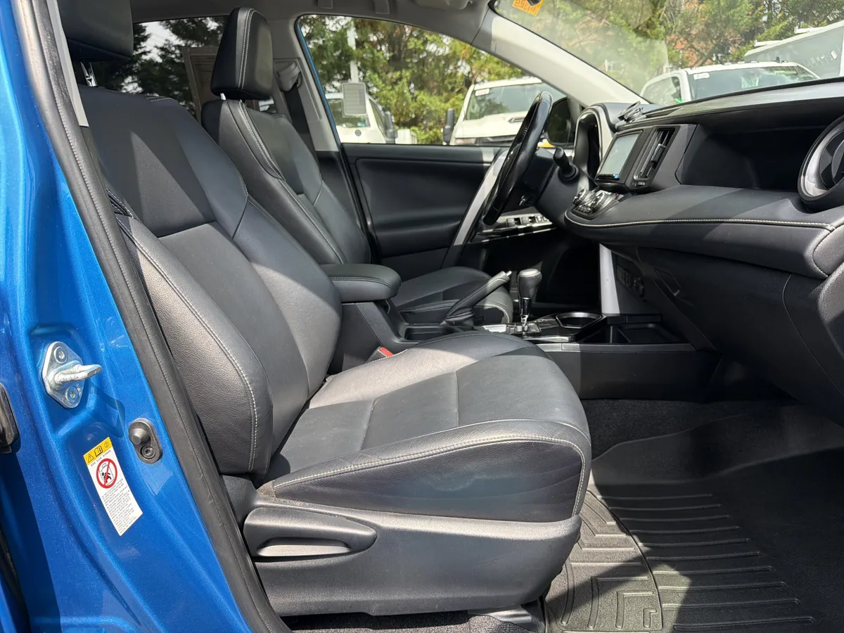 2016 Toyota RAV4 Hybrid Limited thumbnail 33