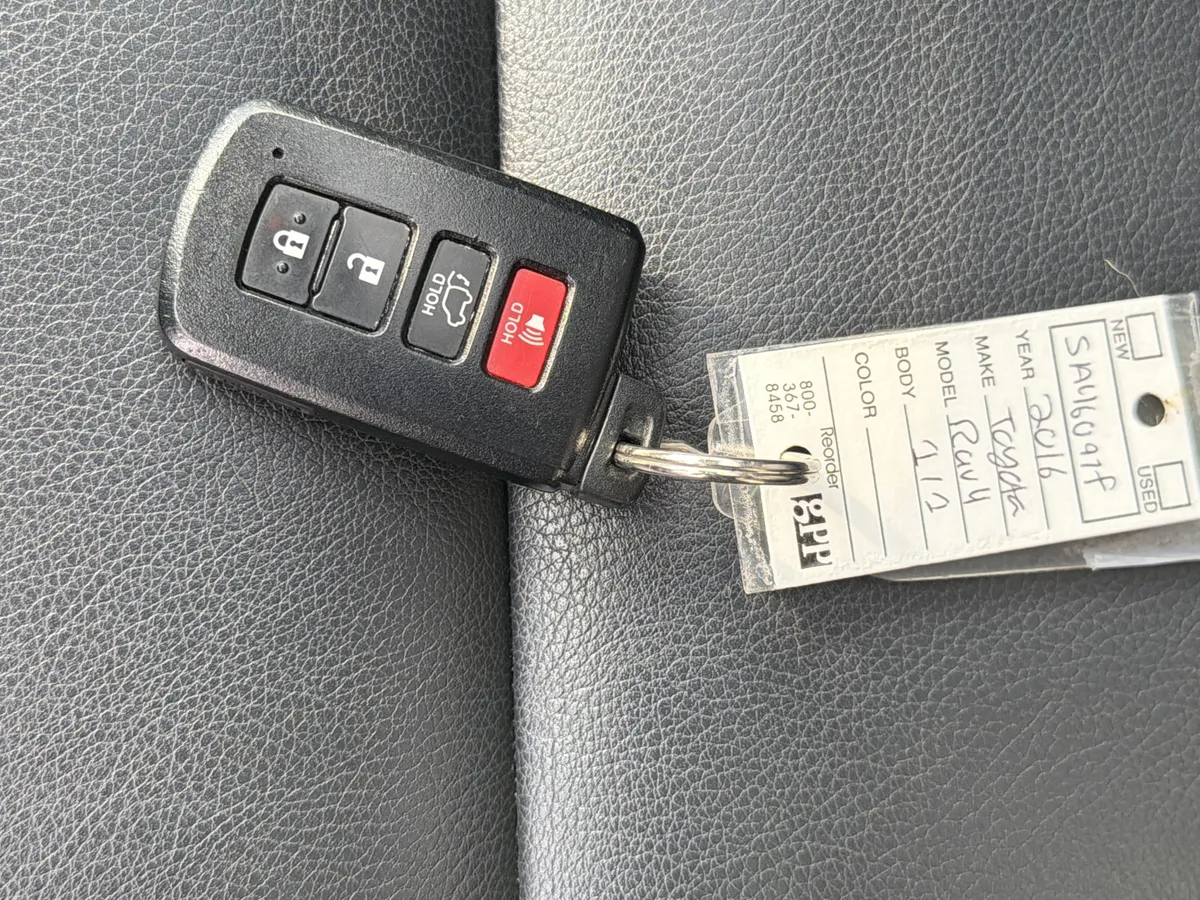 2016 Toyota RAV4 Hybrid Limited thumbnail 36