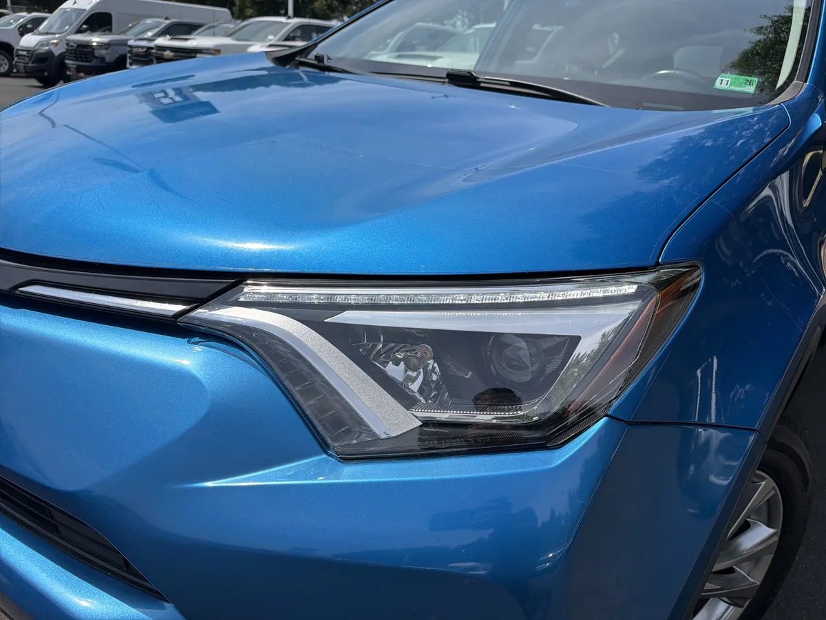 2016 Toyota RAV4 Hybrid Limited thumbnail 5
