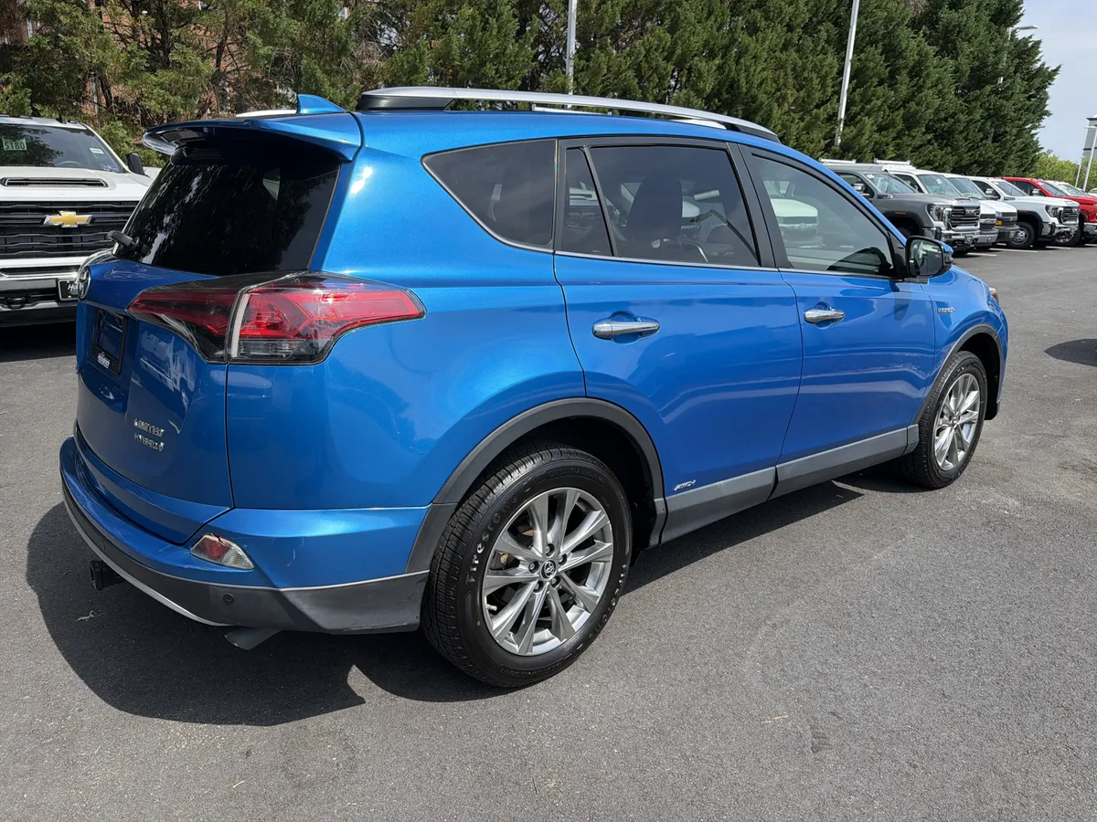 2016 Toyota RAV4 Hybrid Limited thumbnail 9