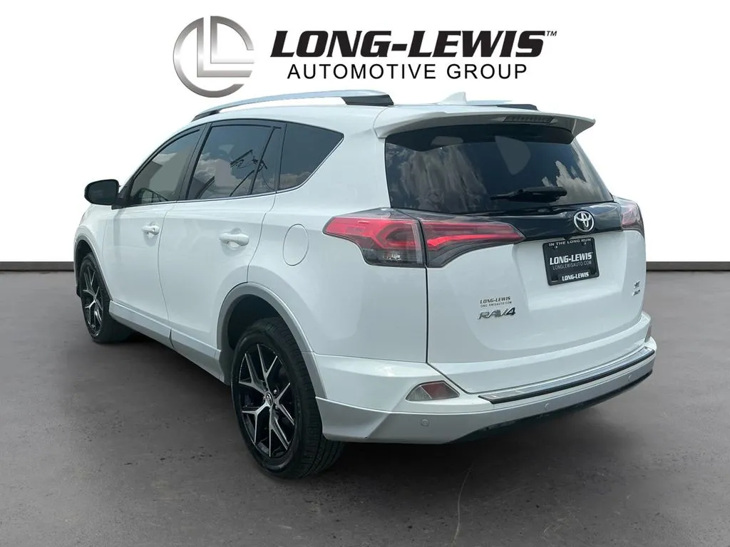 2016 Toyota RAV4 SE thumbnail 4