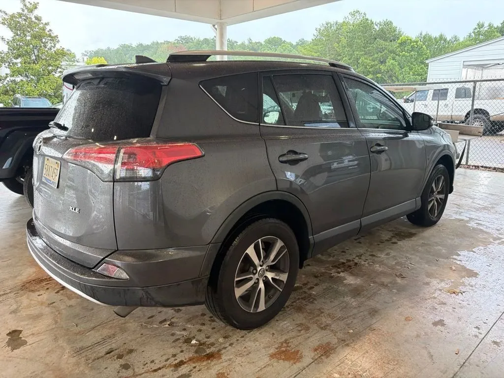 2016 Toyota RAV4 XLE thumbnail 3