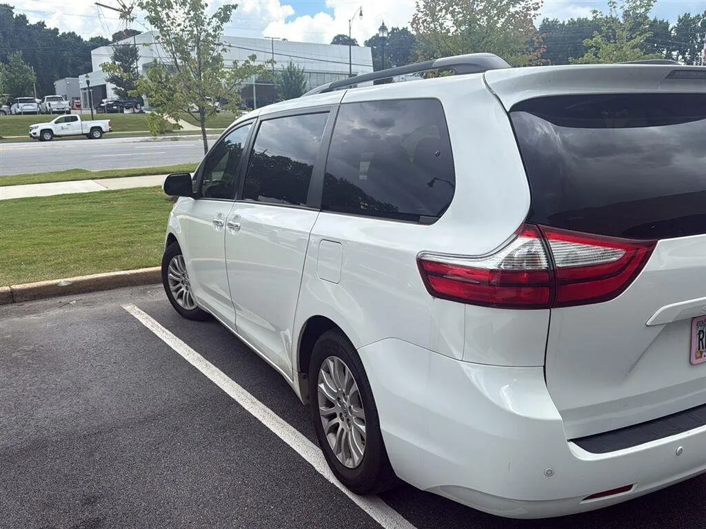2016 TOYOTA SIENNA XLE 8-Passenger thumbnail 3