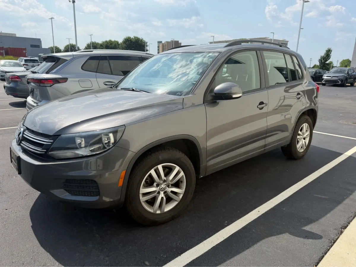 2016 Volkswagen Tiguan R-Line thumbnail 2