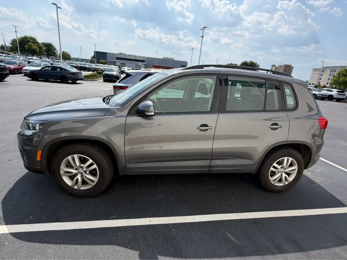 2016 Volkswagen Tiguan R-Line thumbnail 5