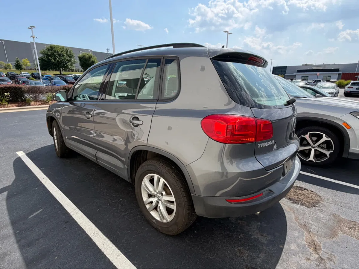 2016 Volkswagen Tiguan R-Line thumbnail 6