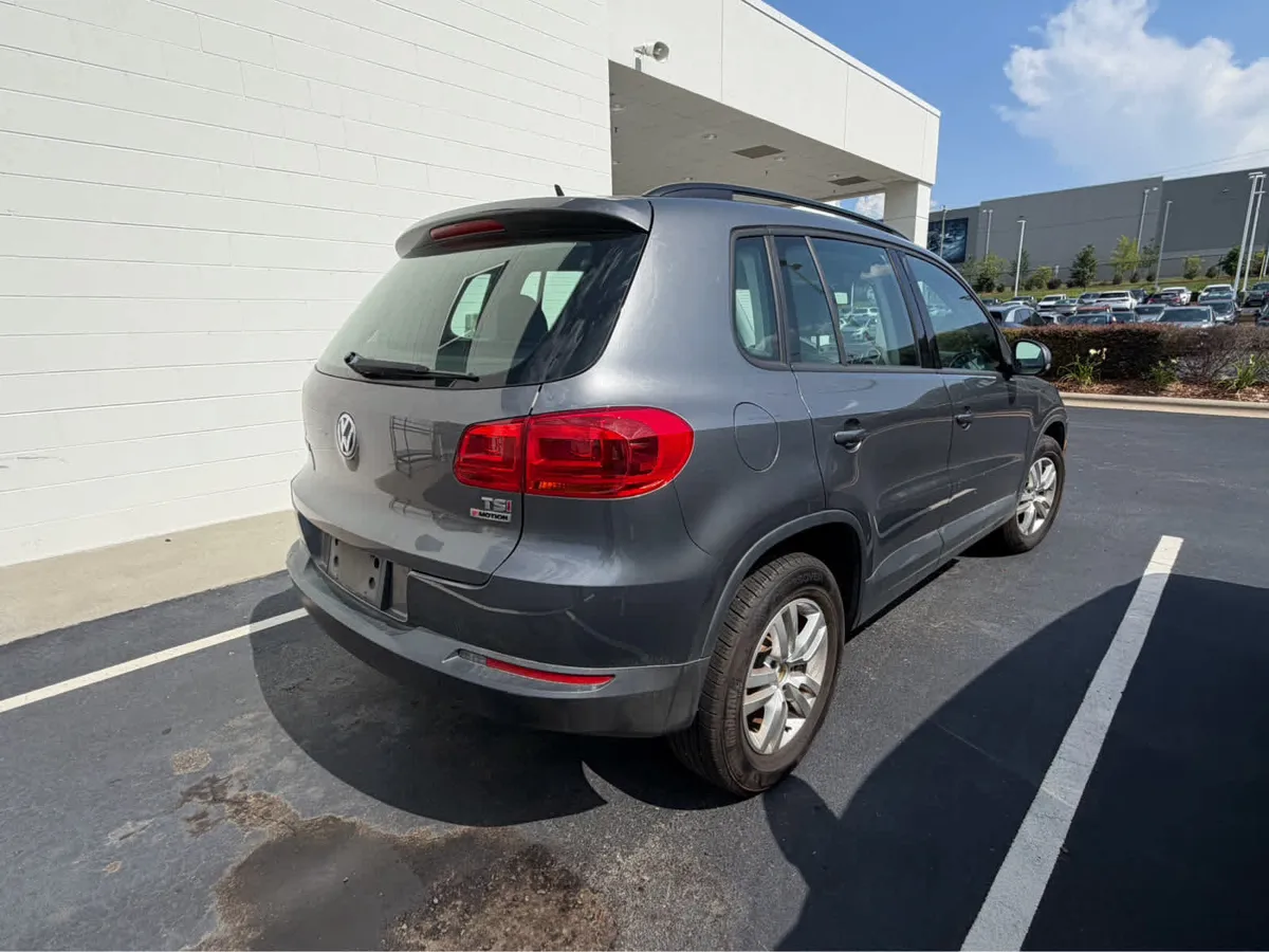 2016 Volkswagen Tiguan R-Line thumbnail 8
