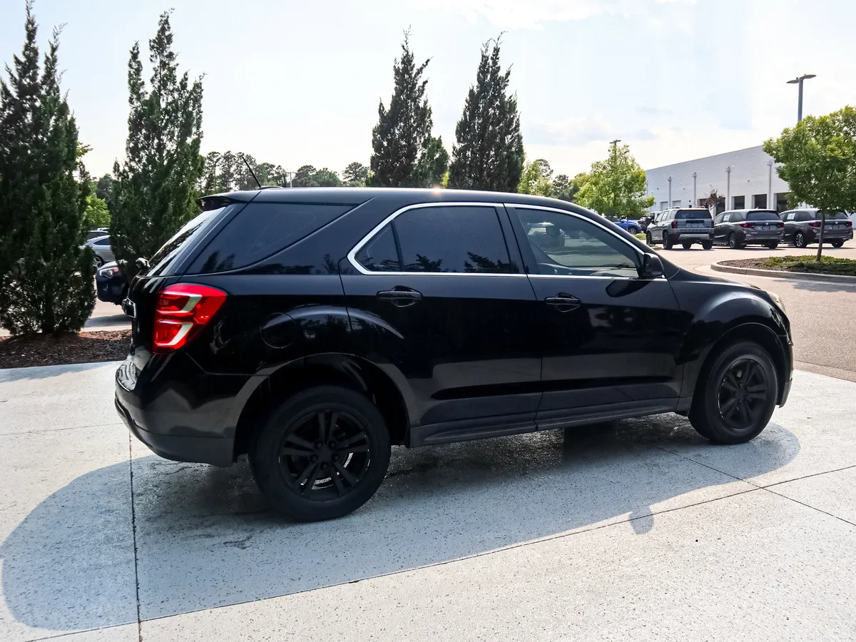 2017 Chevrolet Equinox LS thumbnail 10