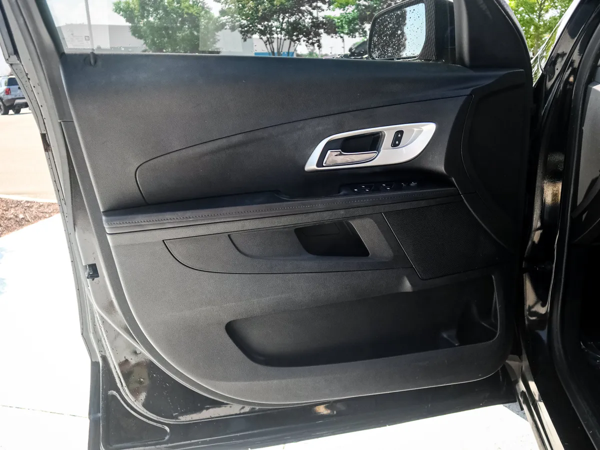 2017 Chevrolet Equinox LS thumbnail 13