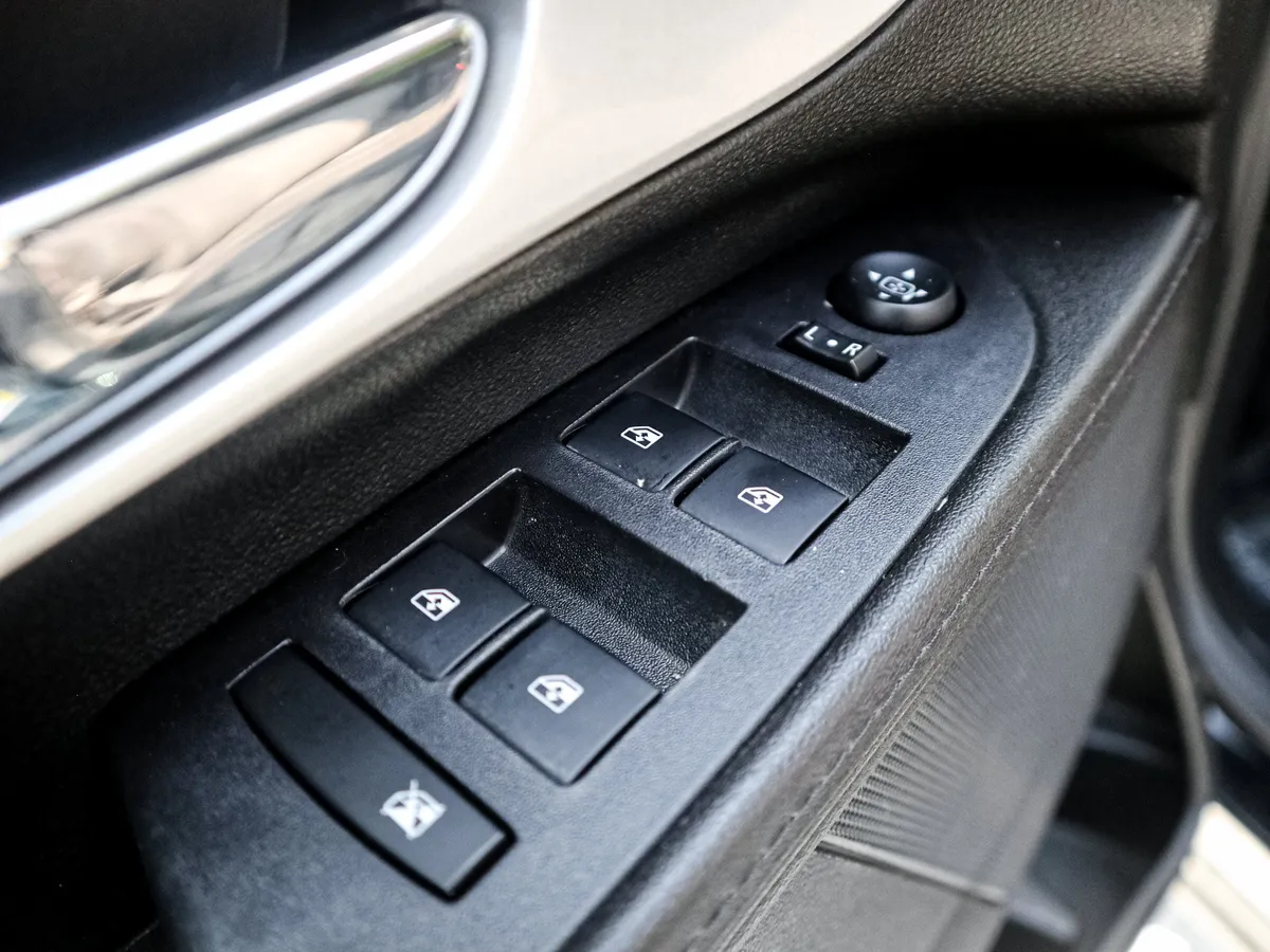 2017 Chevrolet Equinox LS thumbnail 14