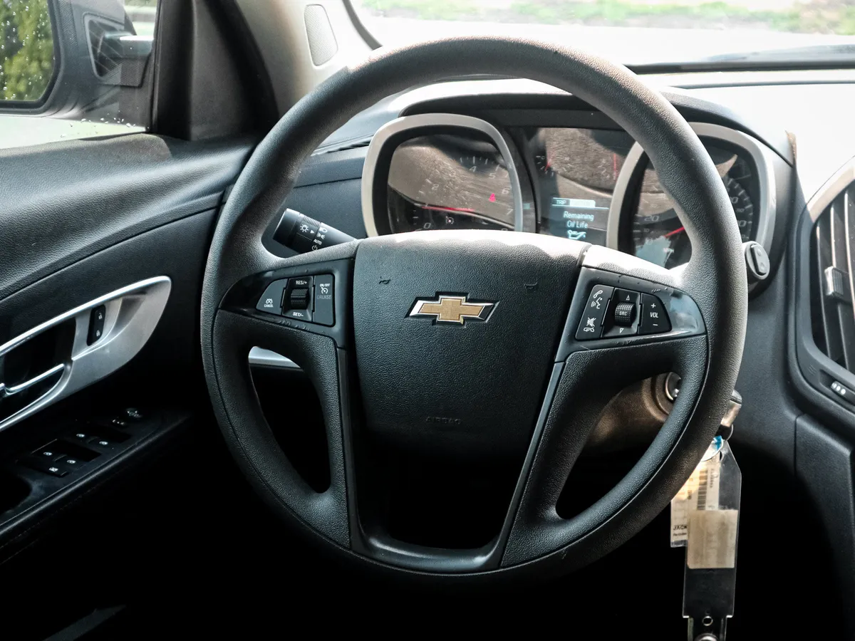 2017 Chevrolet Equinox LS thumbnail 17