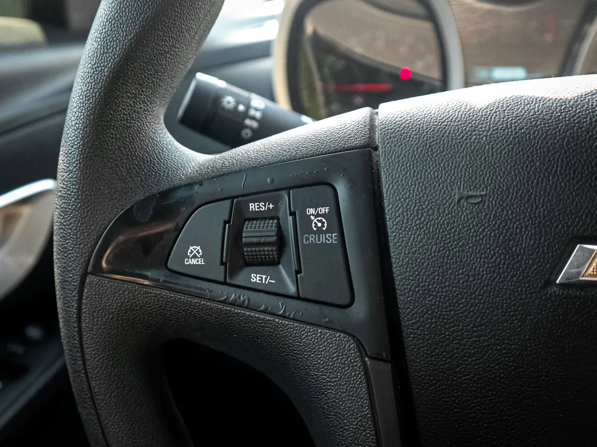 2017 Chevrolet Equinox LS thumbnail 18