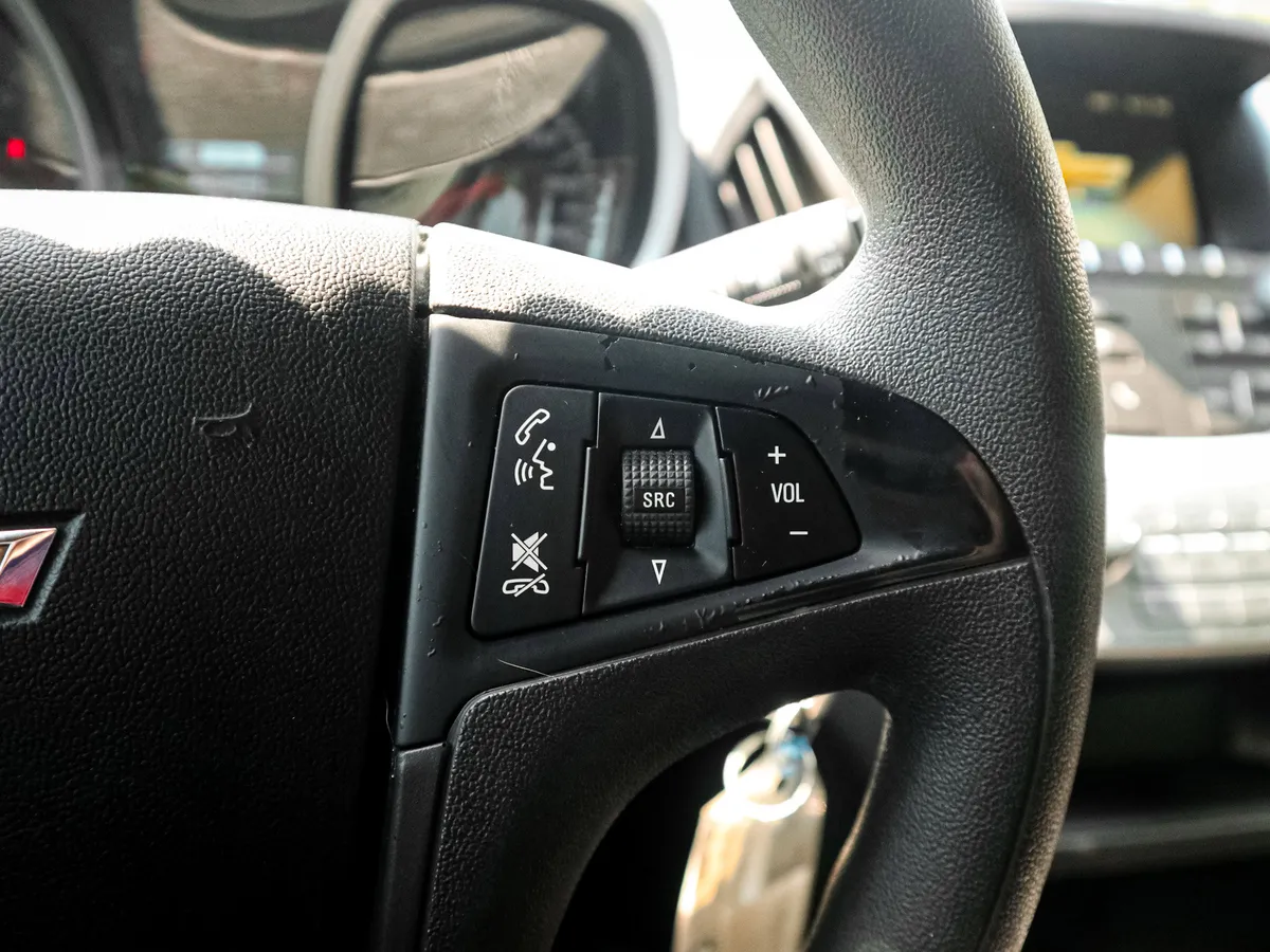 2017 Chevrolet Equinox LS thumbnail 19