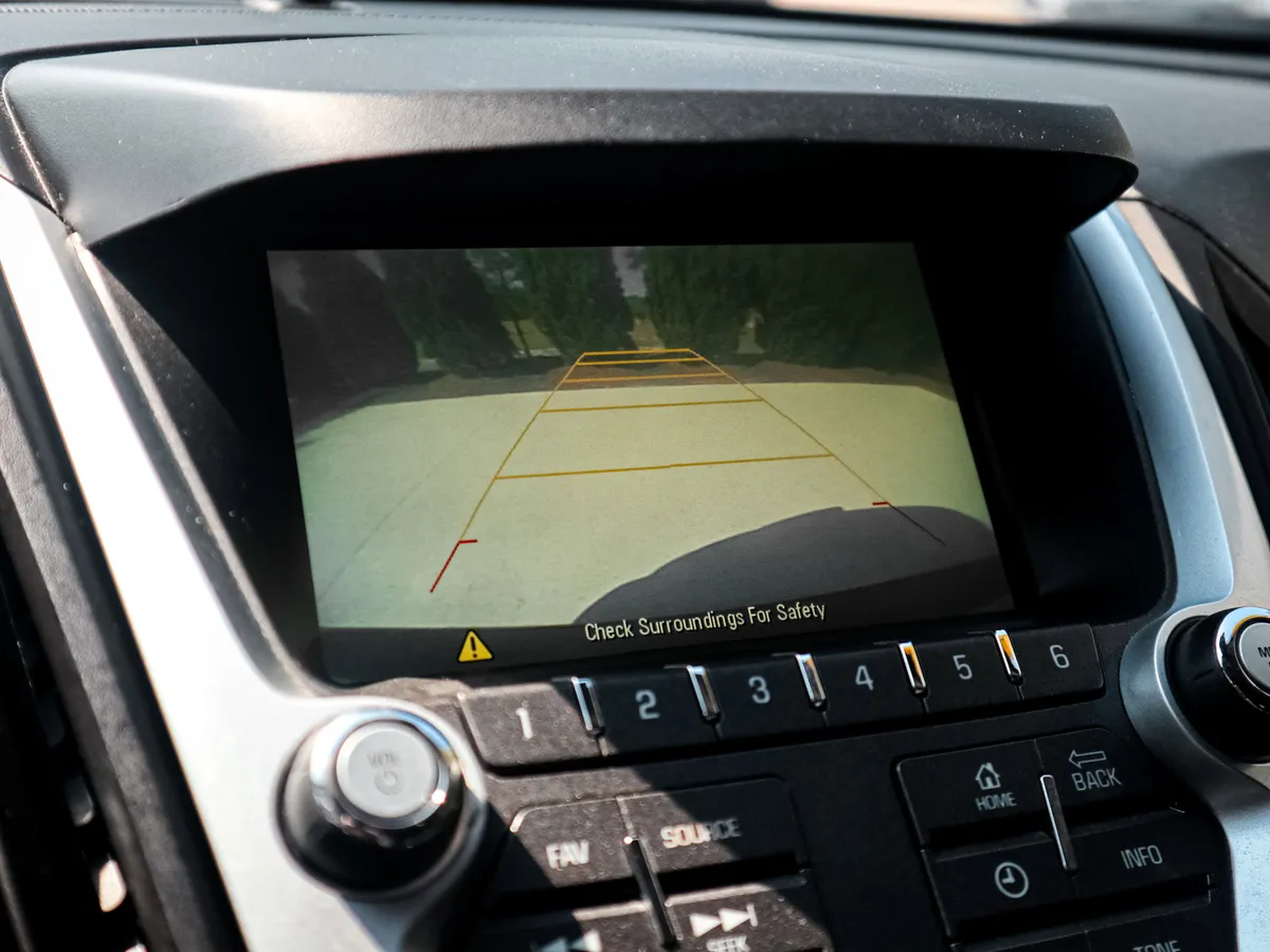 2017 Chevrolet Equinox LS thumbnail 23