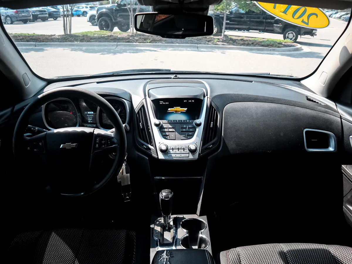 2017 Chevrolet Equinox LS thumbnail 26