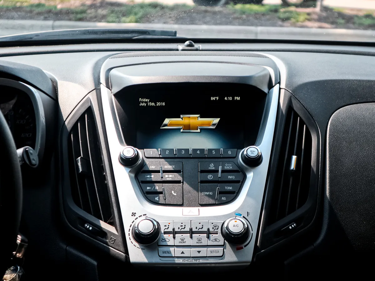 2017 Chevrolet Equinox LS thumbnail 27