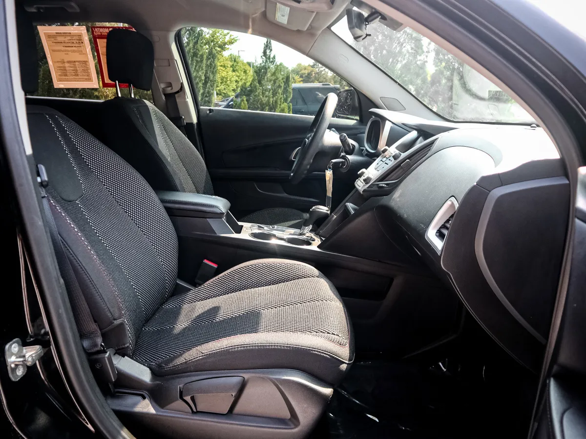 2017 Chevrolet Equinox LS thumbnail 30
