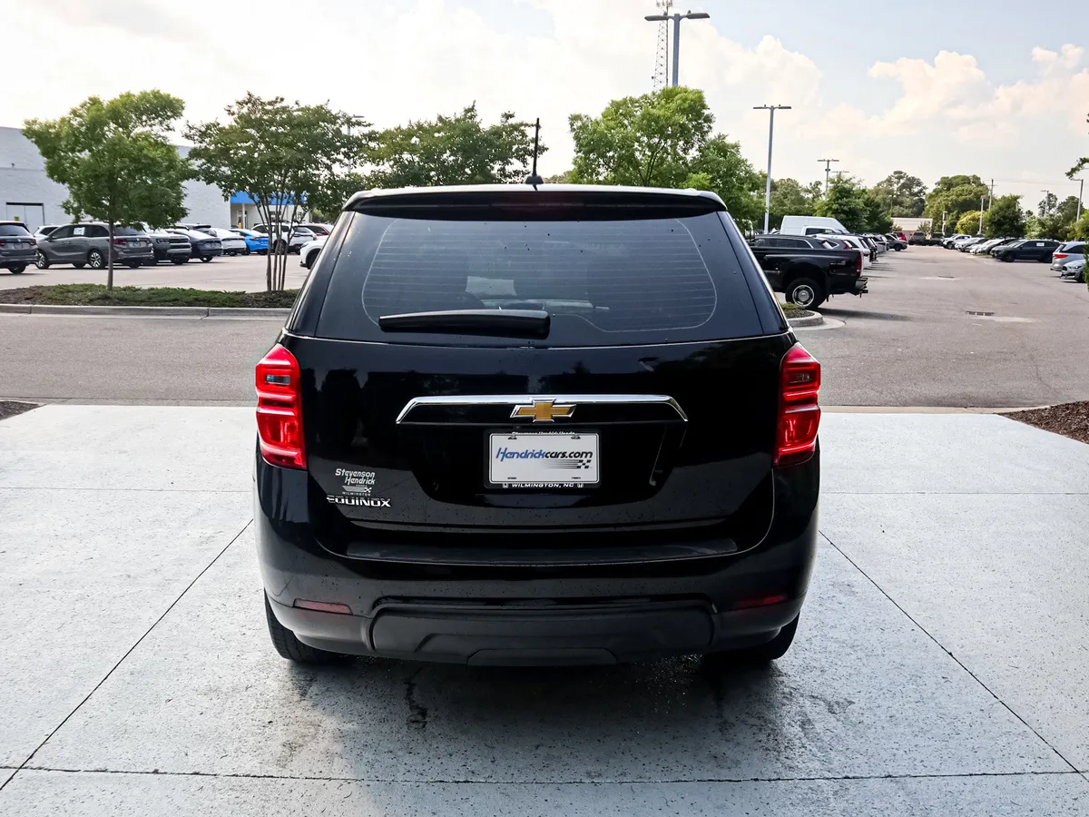 2017 Chevrolet Equinox LS thumbnail 8