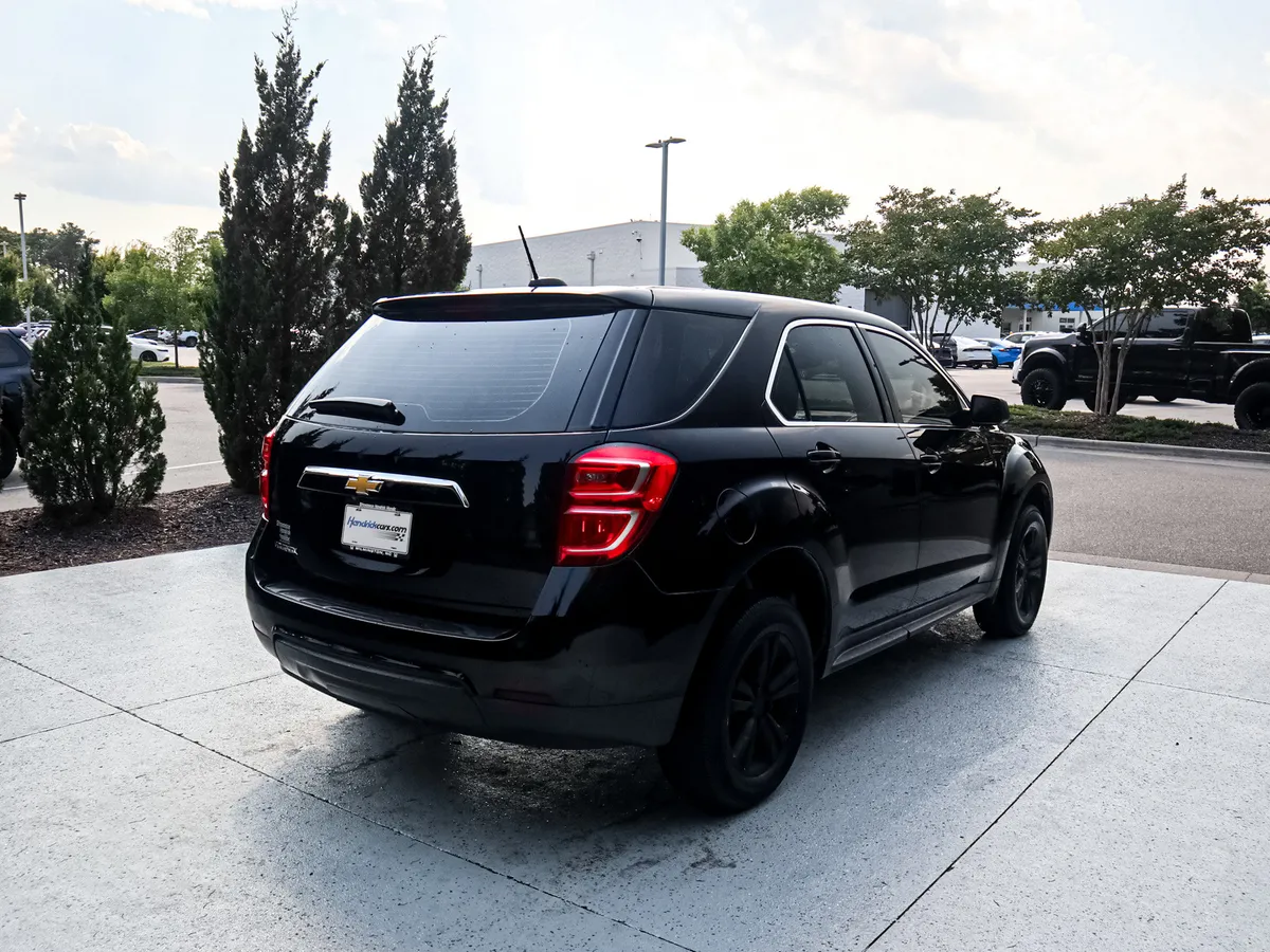 2017 Chevrolet Equinox LS thumbnail 9