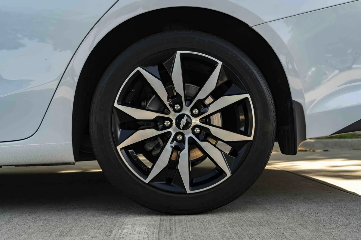 2017 Chevrolet Malibu LT thumbnail 14